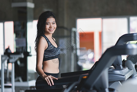 在健身俱乐部的跑步机上跑步的亚洲运动女性 有氧运动 健康的生活方式 在健身房训练的人 运动跑步理念图片