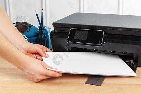 女秘书 在办公室的xerox机上复印影印件工人技术按钮商务打印商业传真女性复印件男人图片