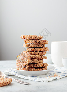 自制穆斯利饼干堆食物白色饼干小吃甜点盘子早餐健康棕色图片