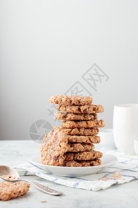 自制穆斯利饼干堆食物白色棕色盘子甜点健康饼干小吃早餐图片