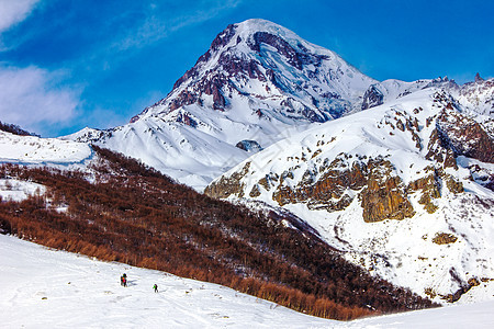 远处有一群登山者 色彩斑斓的山景令人惊叹 格鲁吉亚 高加索 卡兹别克山麓图片