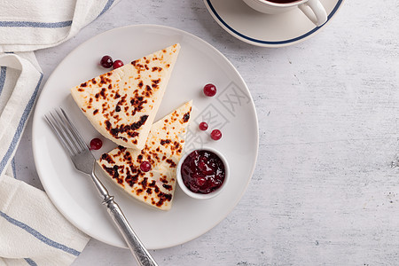 传统的芬兰烤奶酪  配浆果小吃食物盘子美食水果早餐杯子白色面包甜点图片