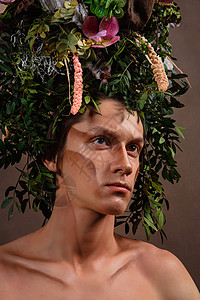 一个男人戴着巨大的细长头饰 头饰由活生生的各种植物和花朵制成 大自然的孩子 神奇的生物 艺术品兰花花圈魔法玫瑰彩绘头发花艺皮肤花图片
