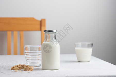 白桌布在桌上的新鲜牛奶水杯杯子食物饮料饮食桌布奶油小吃瓶子玻璃图片