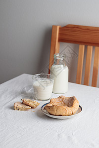 带牛奶的自制糕点早餐饮食小吃吃饭面包食物玻璃蛋糕甜点包子传统图片