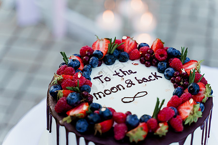 上面有草莓和蓝莓的婚礼蛋糕 为仪式准备白美味的蛋糕 给厨师做广告套装传统派对婚姻食物男人夫妻庆典新娘裙子图片