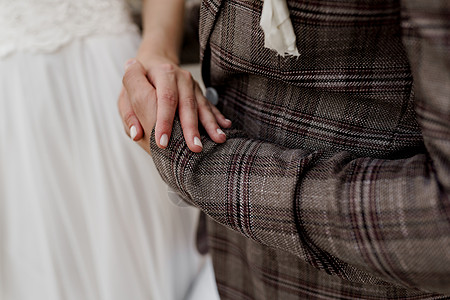 夫妻亲情亲手触摸对方 爱和温柔 结婚介绍所的广告套装异性戒指珠宝仪式婚礼婚姻订婚铃声男性图片