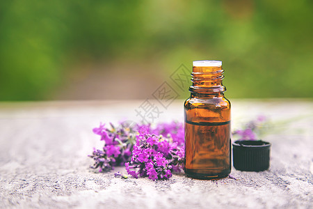 在小瓶里放含盐的基本油 有选择的焦点玻璃按摩温泉化妆品横幅卫生蓝色药品草本植物紫色图片