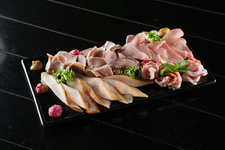 烤肉板和已治愈的肉 烟熏肉在黑板上酱汁美食午餐猪肉拼盘熟食板木板小吃乡村陶罐图片