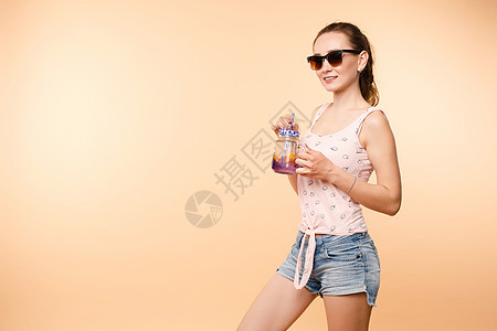 穿便衣的布朗特女孩 享受美味鸡尾酒成人活力干杯酒精太阳镜女性快乐幸福微笑乐趣图片