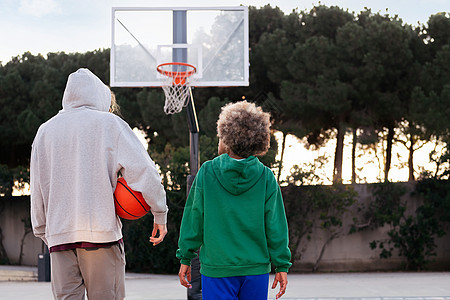篮球场上两个朋友的后方风景图片