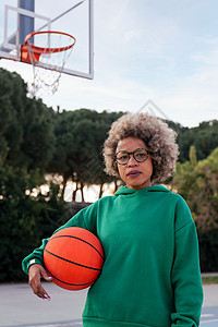 手臂下有篮球的老女人图片