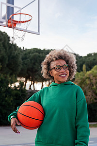 在篮球场上笑着的拉丁女人篮球爆炸拉丁爱好乐趣运动装成人微笑城市街道图片