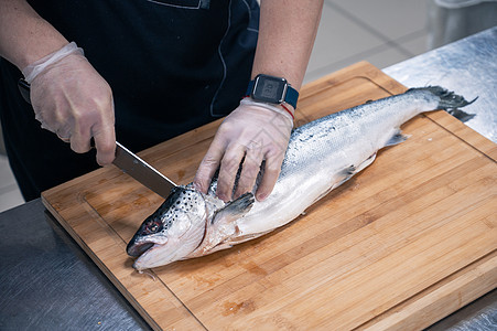 厨师准备鲑鱼加工营养桌子餐厅围裙男人食物柜台市场烹饪图片