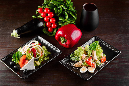 希腊沙拉 凯撒在黑色方块上的黑木桌胡椒菜单盘子洋葱餐厅维生素饮食蔬菜桌子小吃图片