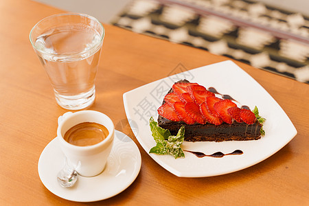 巧克力蛋糕 巧克力蛋糕 草莓和薄荷 浓咖啡 木桌上的水早餐明胶午餐咖啡店餐厅蛋糕食物馅饼桌子奶油图片