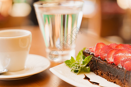 巧克力蛋糕 巧克力蛋糕 草莓和薄荷 浓咖啡 木桌上的水甜点蛋糕食物美食奶油玻璃餐厅糕点盘子馅饼图片