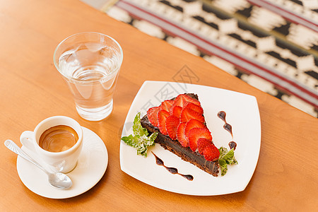 巧克力蛋糕 巧克力蛋糕 草莓和薄荷 浓咖啡 木桌上的水食物甜点咖啡店早餐明胶盘子蛋糕糕点玻璃桌子图片