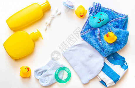 白色背景的婴儿浴饰品 有选择性的焦点配件身体孩子洗剂洗发水浴室母亲肥皂衣服毛巾图片