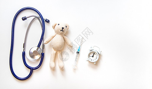 泰迪的听诊器和针筒在白色背景上隔离 有选择性的焦点乐趣卫生疾病童年婴儿医院娃娃注射器玩具护士图片