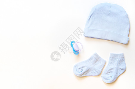 婴儿附件和衣服隔离在白色背景上 有选择的焦点儿子勺子袜子婴儿期裙子食物毛衣棉布织物拖鞋图片