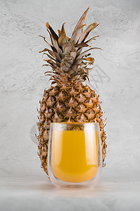 菠萝水果和果汁在白石背景的双玻璃杯中 将黄热带果汁倒入玻璃食物饮料营养情调植物甜点异国热带凤梨饮食图片