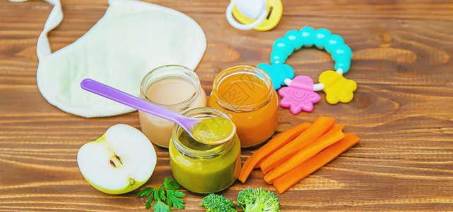 婴儿食物 罐子里的蔬菜和水果 选择性焦点童年状物厨房萝卜营养勺子玻璃桌子早餐午餐图片