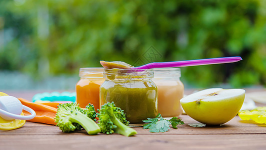 婴儿食物 罐子里的蔬菜和水果 选择性焦点午餐营养孩子早餐桌子玻璃勺子瓶子童年香蕉图片