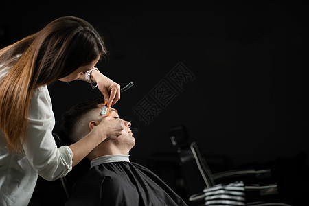 理发店有直剃刀剪男人头发 有魅力的女理发师为帅哥做发型修剪刷子理发胡须造型潮人顾客剪刀工作沙龙图片