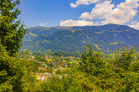 极好的山林高山全景 有村庄和棚屋的奥地利草地旅行远足爬坡假期山腰风景森林地区房子图片