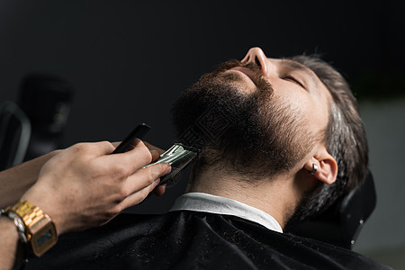 用剃须机修胡须 做理发店和男美容院的广告理发客户男人理发师胡子主义剃须修剪绅士男性图片