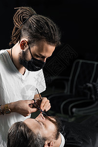 理发店的胡子刮胡 在隔离科罗纳病毒19中商业顾客修剪男人剃刀男性剪刀胡须理发师绅士图片