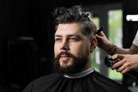 理发师为自信的长胡子时髦佬制造发型 理发店和男美容院广告男性大男子男人胡须顾客头发商业工作室剃须理发图片