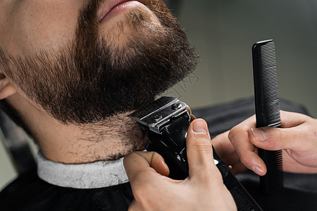 用剃须机修胡须 做理发店和男美容院的广告主义顾客男性修剪剪刀潮人头发男人商业剃须图片