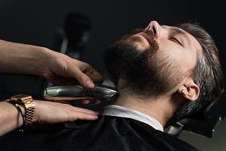 用剃须机修胡须 做理发店和男美容院的广告商业头发理发师男人剃须黑色修剪男性理发店铺图片