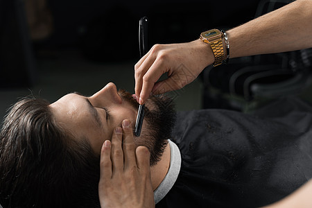 理发店的剃须刀直裁男子胡子 理发师为帅哥做发型成人造型师头发店铺男人房间胡须刀刃刮胡子顾客图片