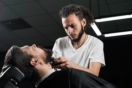用剃须机修胡须 做理发店和男美容院的广告黑色剃须顾客修剪主义客户大男子工作室男性头发图片