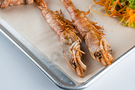 一套海鲜 大烤虾在金属盘上加胡萝卜和生菜紧贴营养烧烤老虎草药食物油炸美食对虾盘子餐厅图片