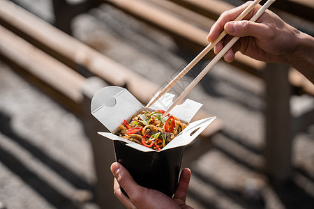 装在黑食品箱里 用筷子盛着辣面条 快送食物服务 外卖的中国街饭芝麻炒锅用餐美食木头牛肉盒子纸盒胡椒大豆图片