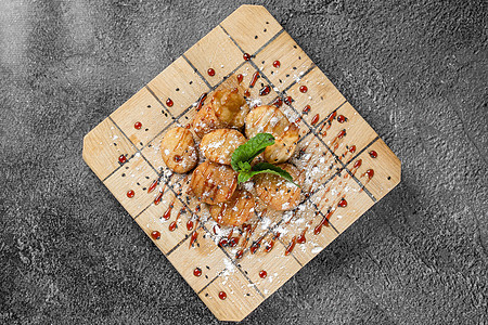 红糖浆和粉末糖的米饼干 在灰色背景的平方木板上加薄荷 深炸饼干美食食物营养油炸蛋糕黄油焦糖甜点小吃木头图片
