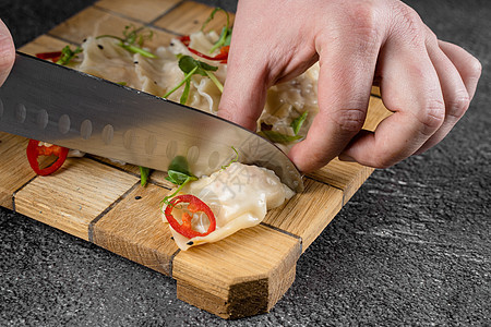木板上叫做Gyoza的子 亚洲传统快餐 用肉和蔬菜填满了大碗 很少只吃肉美食烹饪蒸汽贴纸面团食物餐厅午餐水角盘子图片