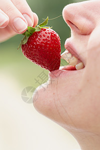 女人喜欢草莓近身 亲吻和尝草莓味儿浆果团体红色季节性花园农业食物味道绿色嘴唇图片