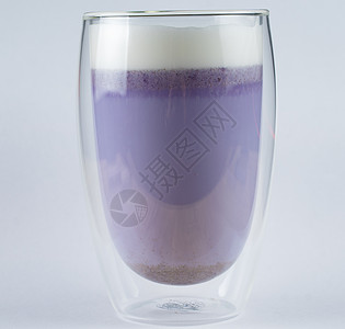 蓝色背景的紫色果吉相配 双玻璃杯中的辣椒鸡尾酒枸杞饮料牛奶酒精玻璃奶昔泡沫抹茶白色拿铁图片