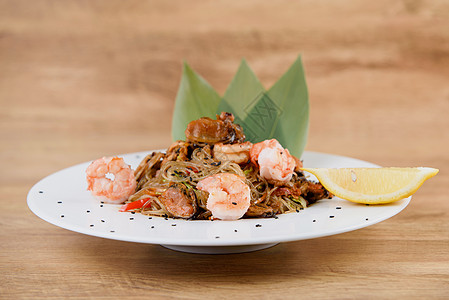 中国面条 海鲜加酱油 蔬菜加白盘菜竹子午餐筷子芝麻美食胡椒产品香料餐厅桌子图片