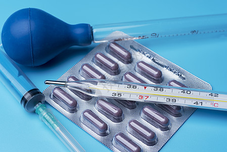 蓝色背景上的赛ringe 药丸和温度计自由吸管抗生素化学品注射器医院包装温度治疗药店图片