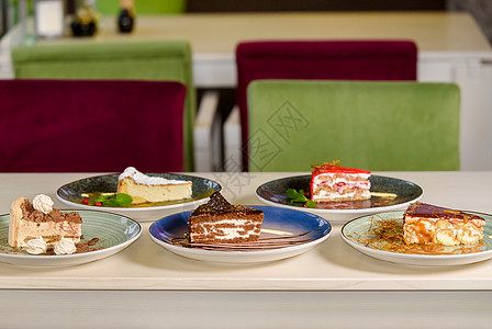 桌上各种各样的蛋糕 复制空间 几片美味的甜点 餐厅菜单概念图片