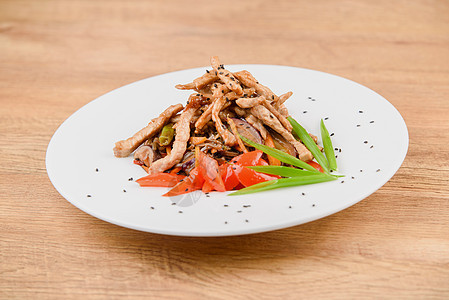 白盘上带肉和蔬菜的面条厨房种子烹饪猪肉沙拉辣椒香料饮食午餐洋葱图片