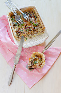 白烘烤盘中自制的蘑菇派健康饮食烹饪蛋挞美食静物午餐美味早餐食物香菜图片
