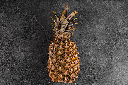 Pineapple热带水果 深石本底背景 柑橘果和维生素C 用于螺旋护理玻璃甜点营养凤梨植物异国水壶食物果汁情调图片