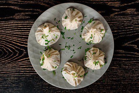 Khinkali 传统的格鲁吉亚烹饪 在灰色盘子上装饰香肠肉汤猪肉牛肉午餐辣椒香料餐厅面团香菜洋葱图片